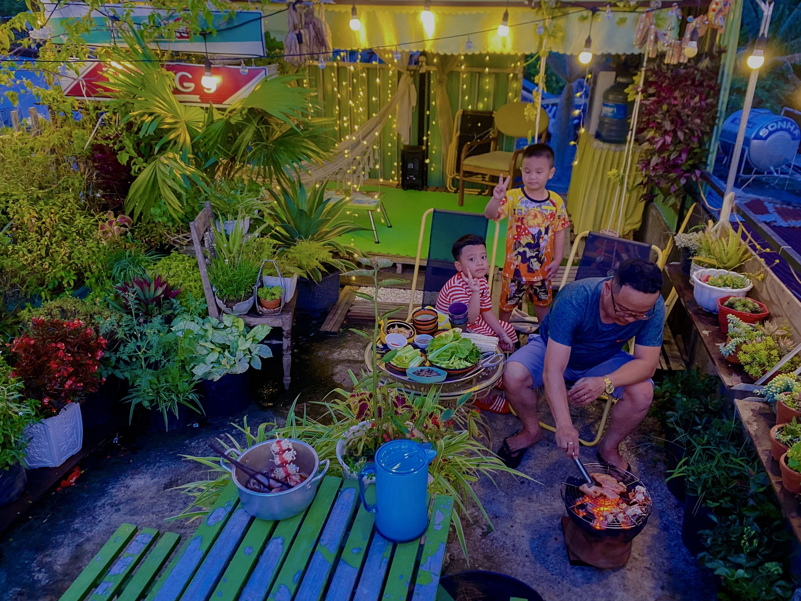 Cặp vợ chồng tái chế đồ cũ, làm resort thu nhỏ trên sân thượng ở Đắk Lắk - 4