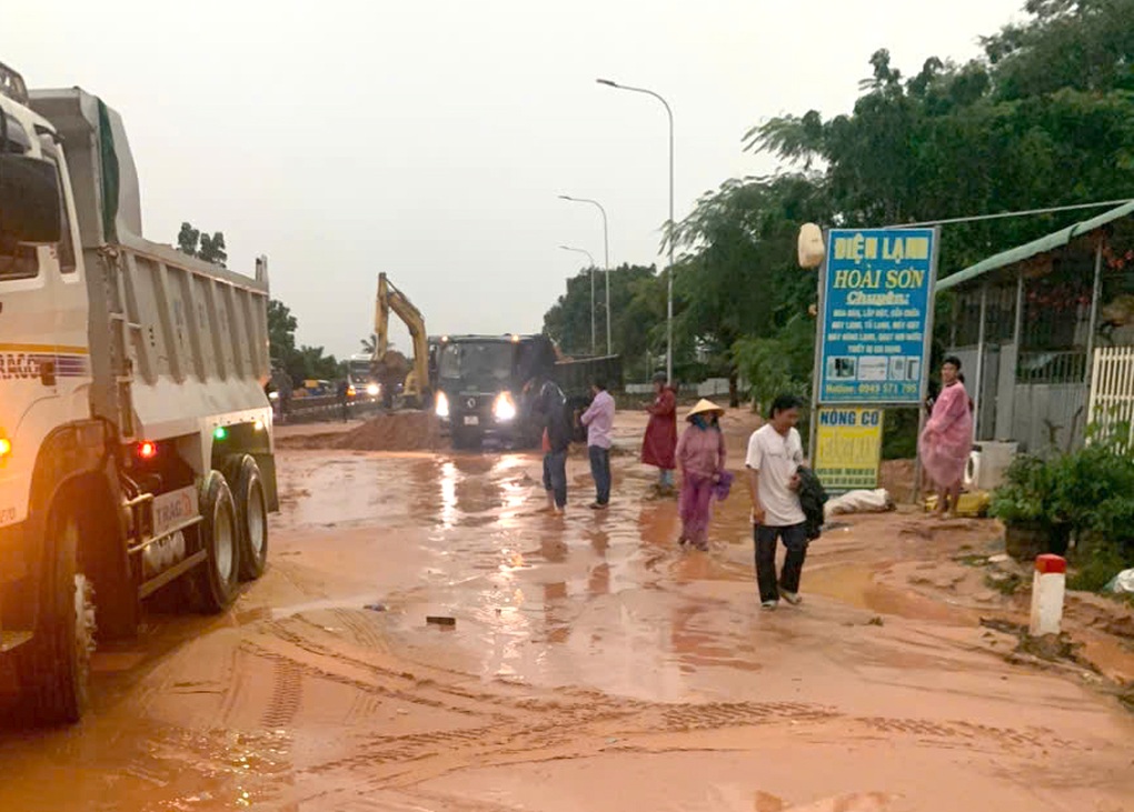 Lũ cát đổ xuống quốc lộ 1 ở Lâm Đồng, giao thông ùn tắc - 2