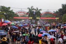 Hàng vạn du khách đội mưa nghe hát quan họ ở Hội Lim