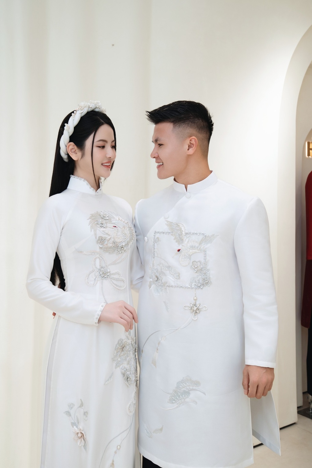Vợ Quang Hải diện áo dài thêu chỉ vàng, đội mấn đặc biệt trong lễ ăn hỏi - 5 Vợ Quang Hải diện áo dài thêu chỉ vàng, đội mấn đặc biệt trong lễ ăn hỏi - 5