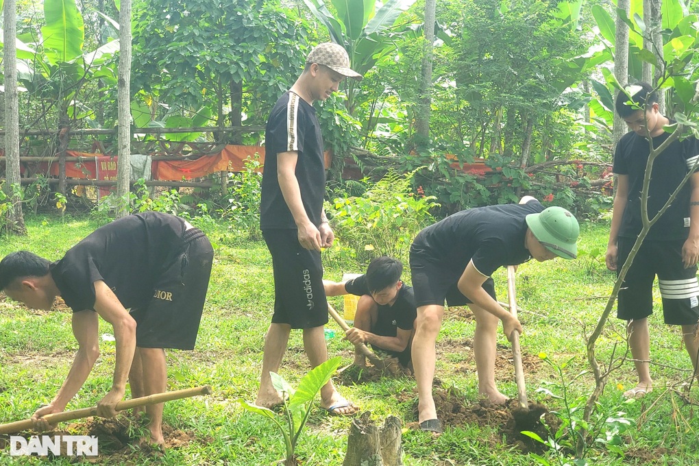 Trò vui bắt dế mang lại nửa triệu đồng mỗi ngày - 1