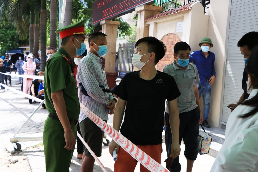 Bí thư Hà Nội chỉ đạo dừng ngay việc tiêm phòng lộn xộn, chen chúc - 1 Bí thư Hà Nội chỉ đạo dừng ngay việc tiêm phòng lộn xộn, chen chúc - 1