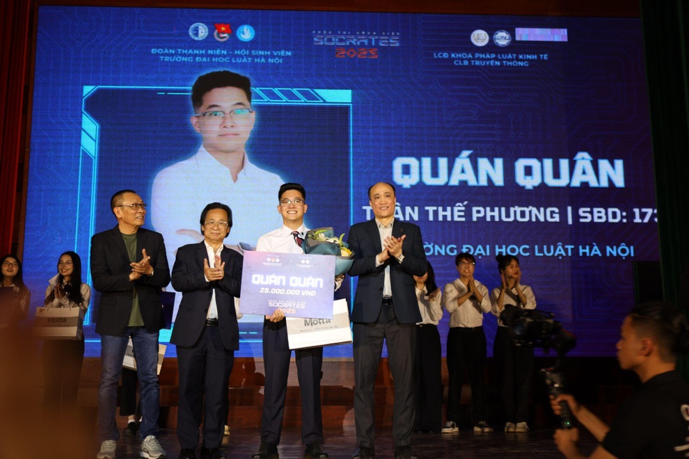 Nam sinh ĐH Luật giành giải nhất hùng biện Socrates 2025 - 3 Nam sinh ĐH Luật giành giải nhất hùng biện Socrates 2025 - 3