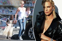Charlize Theron tiết lộ lý do tại sao để con trai mình… mặc váy