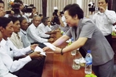 Phó Chủ tịch nước Nguyễn Thị Doan tặng quà cho các đối tượng chính sách