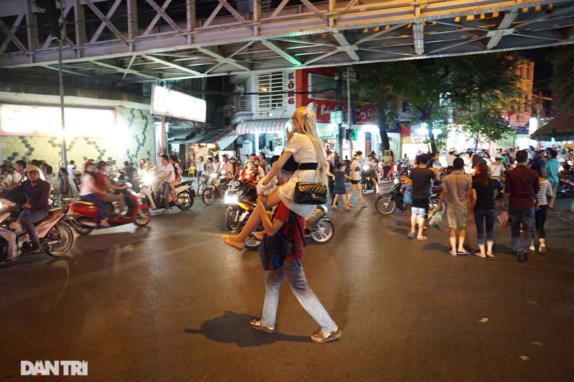 So sánh: Hình ảnh chợ trung thu vắng lặng khác biệt cảnh đông đúc mọi năm - 5