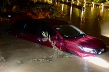 2 ô tô bị cuốn trôi xuống suối, 12 người may mắn thoát chết