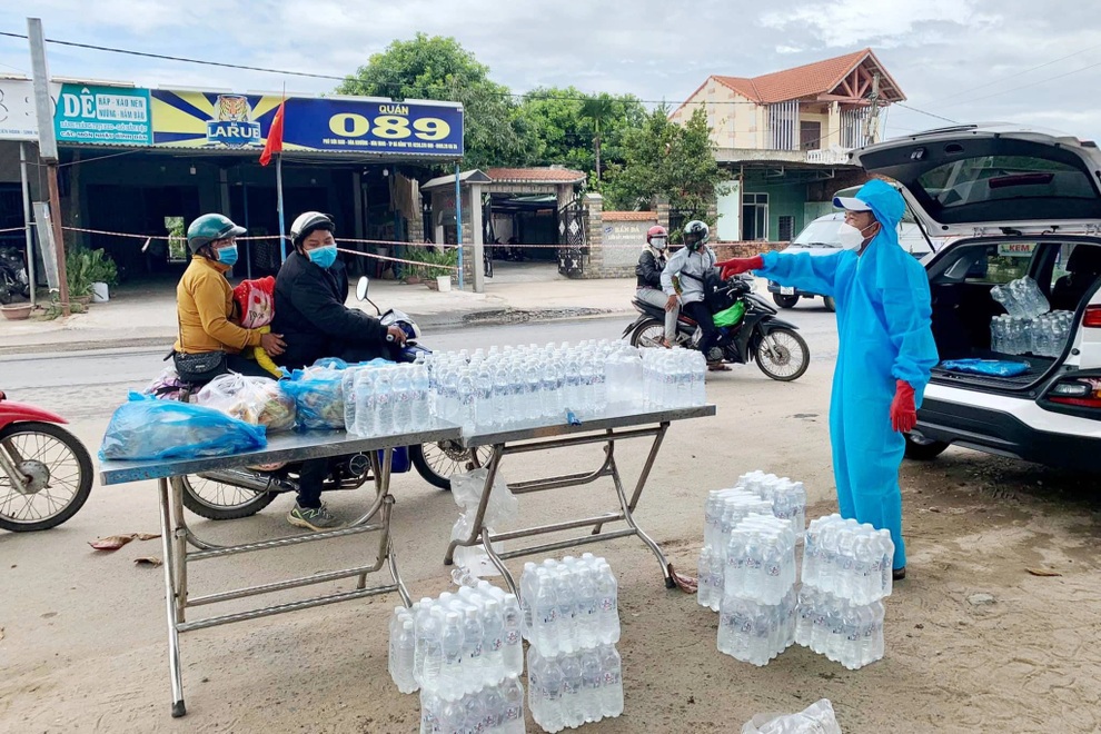 Người Đà Nẵng đội mưa treo biển hướng dẫn đường người dân về quê - 6 Người Đà Nẵng đội mưa treo biển hướng dẫn đường người dân về quê - 6