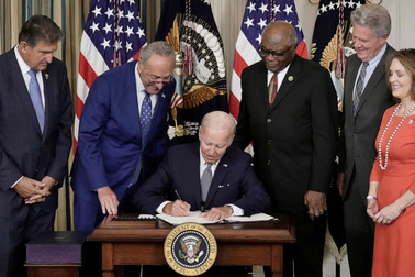 EU cảnh báo đáp trả Mỹ vì luật gây tranh cãi