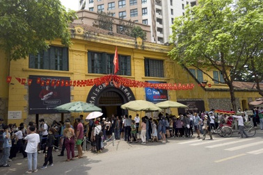 Hà Nội: Nhà tù Hỏa Lò đông nghịt, hàng quán kín chỗ, buýt 2 tầng "vỡ trận"