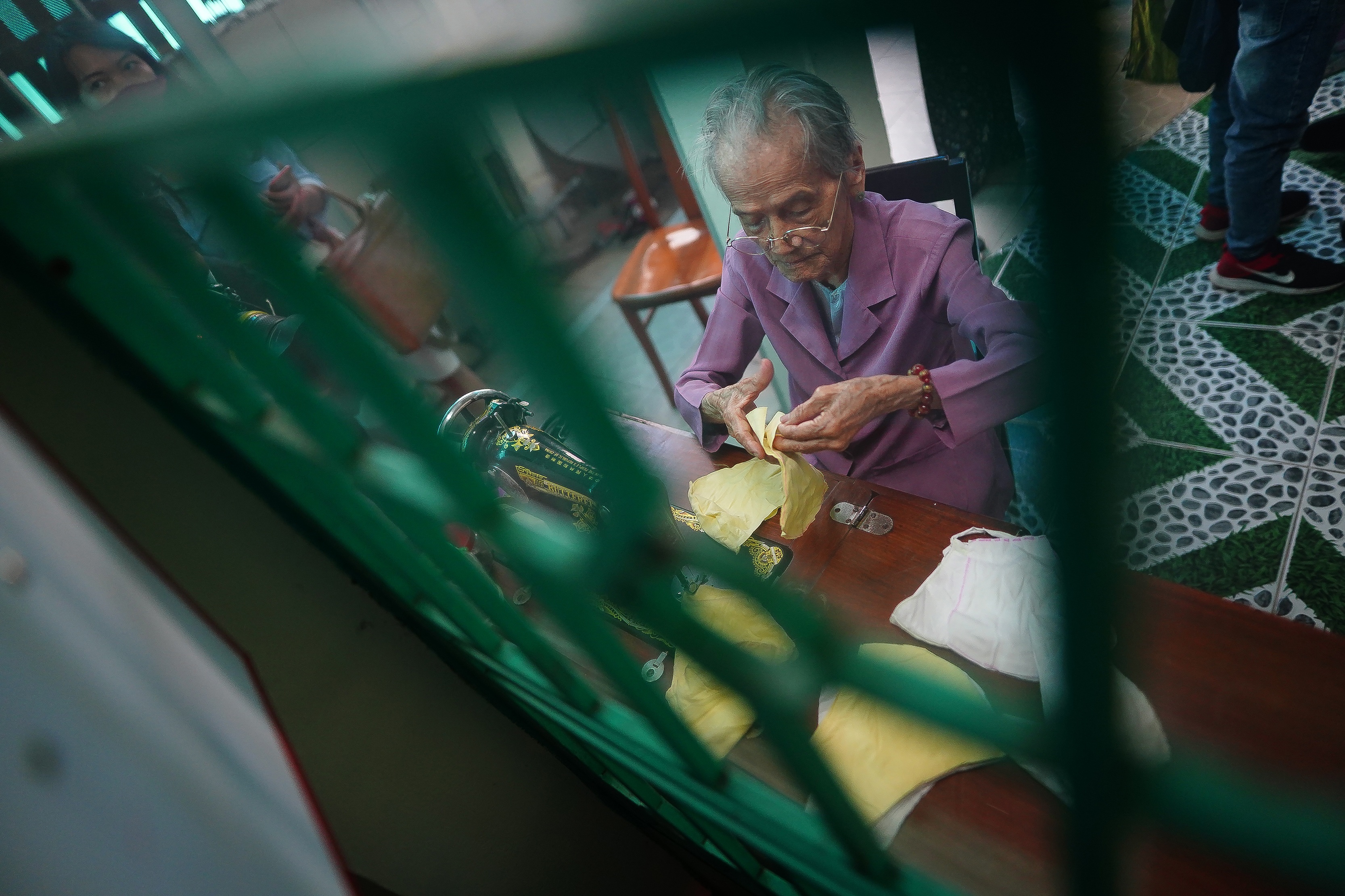 Mẹ Việt Nam anh hùng 95 tuổi cặm cụi may khẩu trang tặng người nghèo - 1 Mẹ Việt Nam anh hùng 95 tuổi cặm cụi may khẩu trang tặng người nghèo - 1