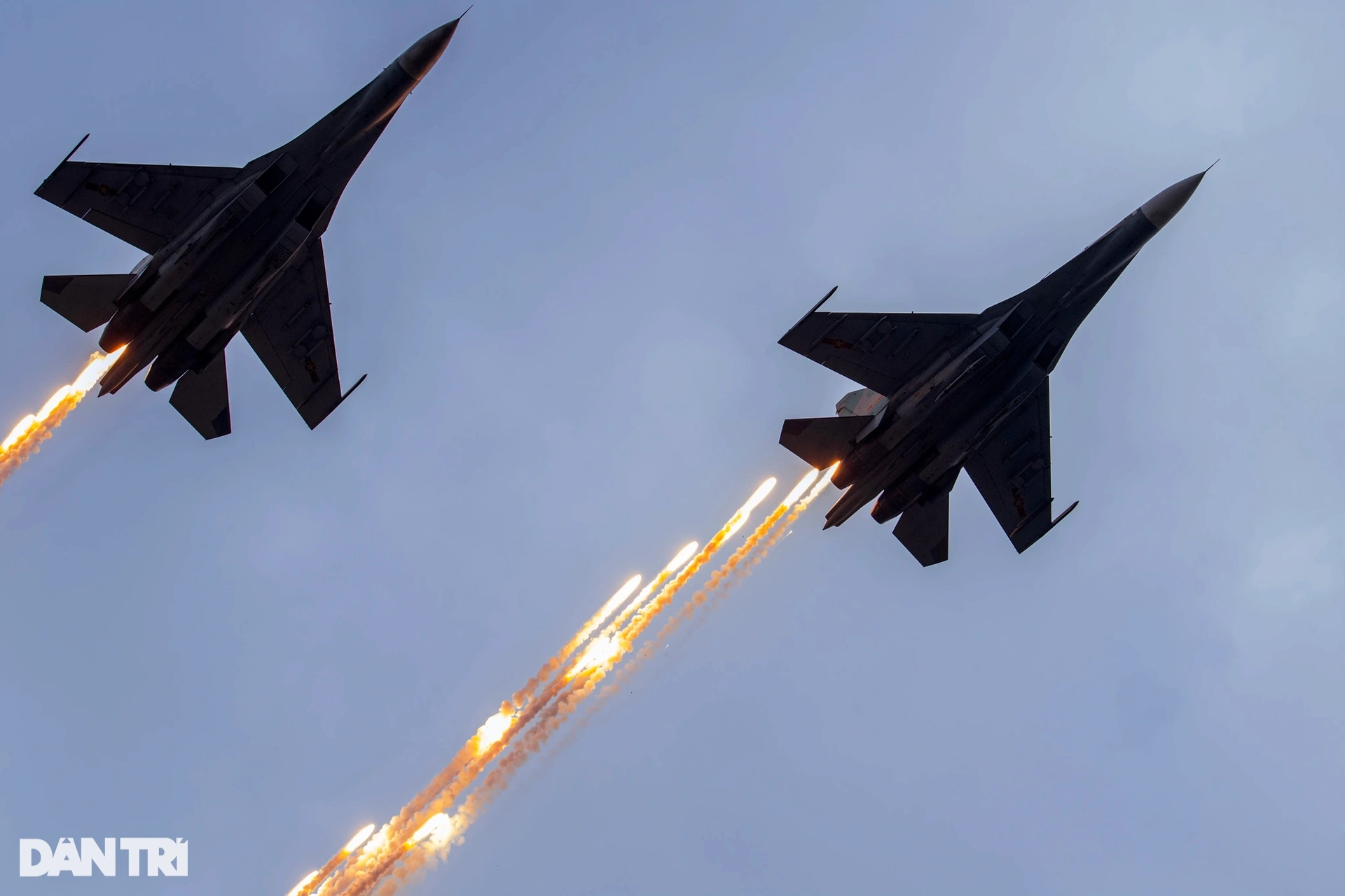 Su-30MK2 nhả đạn nhiễu rực sáng bầu trời khai mạc Triển lãm Quốc phòng - 19 Su-30MK2 nhả đạn nhiễu rực sáng bầu trời khai mạc Triển lãm Quốc phòng - 19