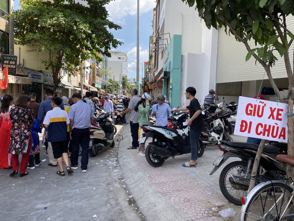 Người đi lễ bị chặt chém phí gửi xe, điểm trông giữ hốt bạc ngày Tết - 3 Người đi lễ bị chặt chém phí gửi xe, điểm trông giữ hốt bạc ngày Tết - 3