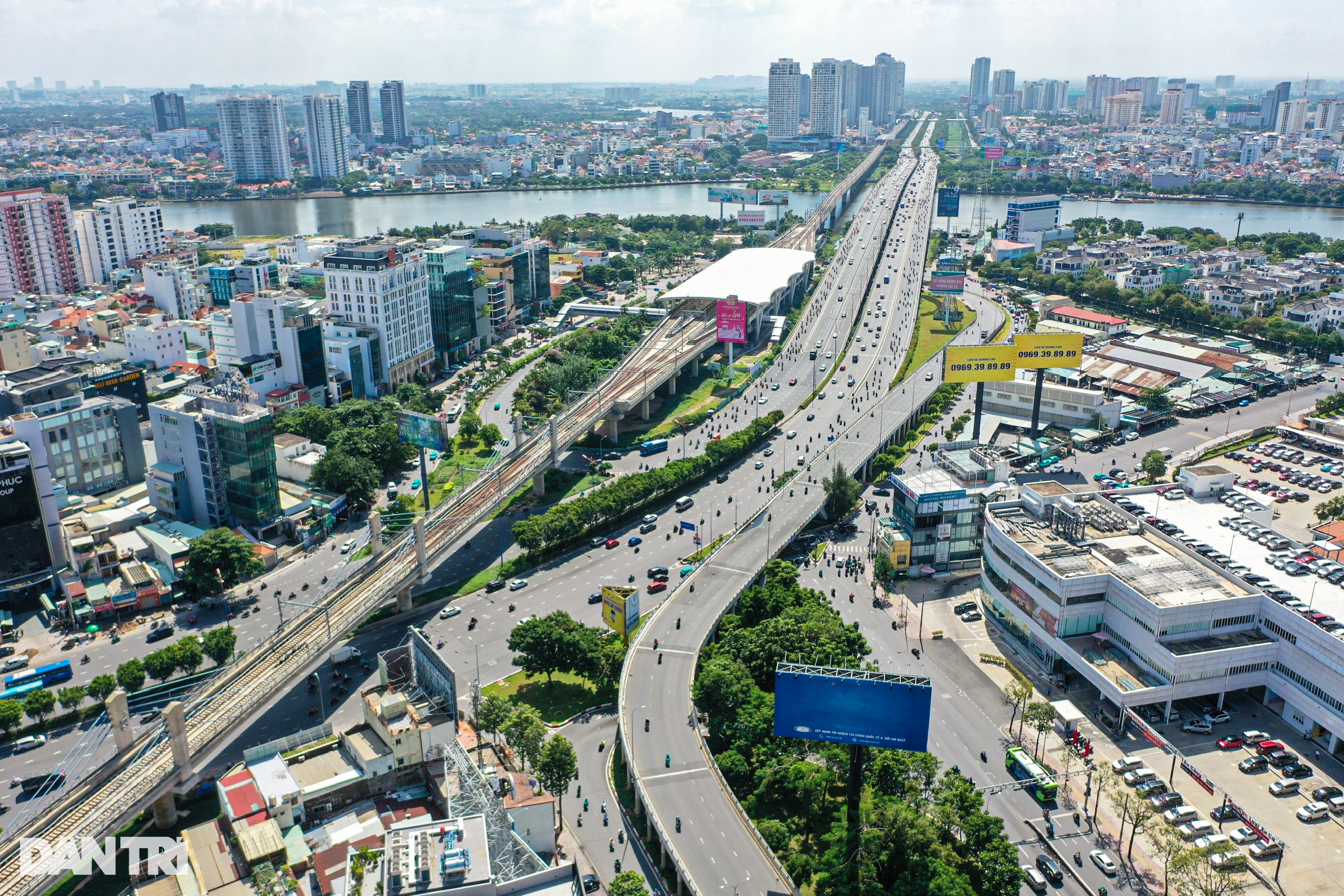 View - Cầu vượt Nguyễn Hữu Cảnh lại bị lõm mặt, đọng nước sau gần 2 năm sửa chữa | Báo Dân trí