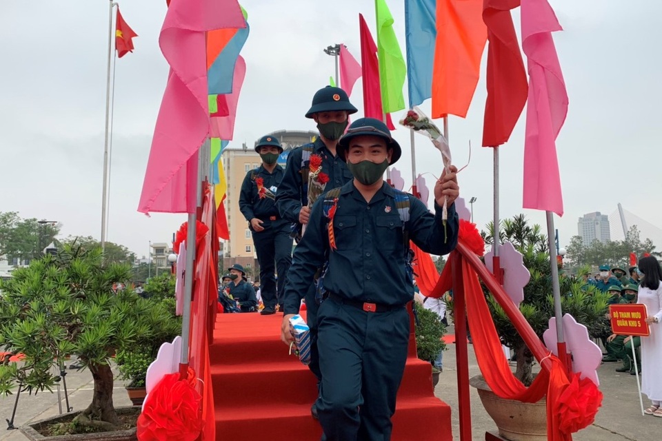 Hôm nay hàng nghìn thanh niên hăng hái lên đường nhập ngũ - 5 Hôm nay hàng nghìn thanh niên hăng hái lên đường nhập ngũ - 5