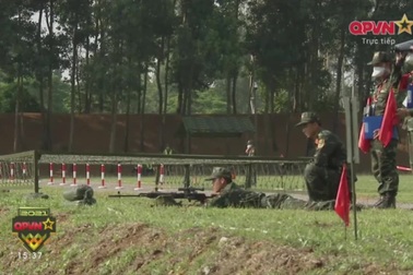 Đội Thăng Long trong bài thi Rút lui - nội dung "Xạ thủ bắn tỉa"