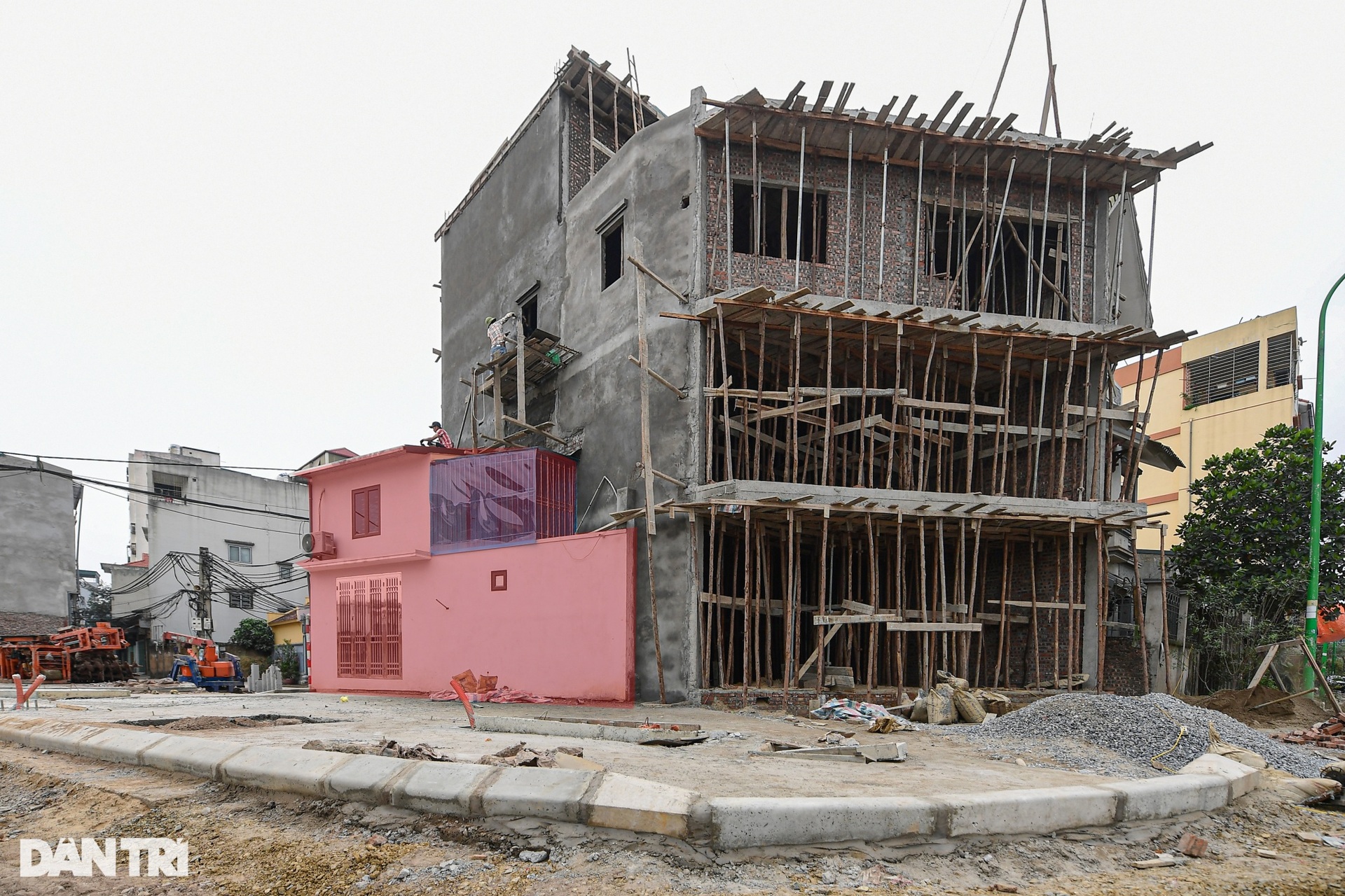 Những căn nhà méo mó, siêu mỏng mọc trên tuyến đường mới ở Hà Nội - 3 Những căn nhà méo mó, siêu mỏng mọc trên tuyến đường mới ở Hà Nội - 3