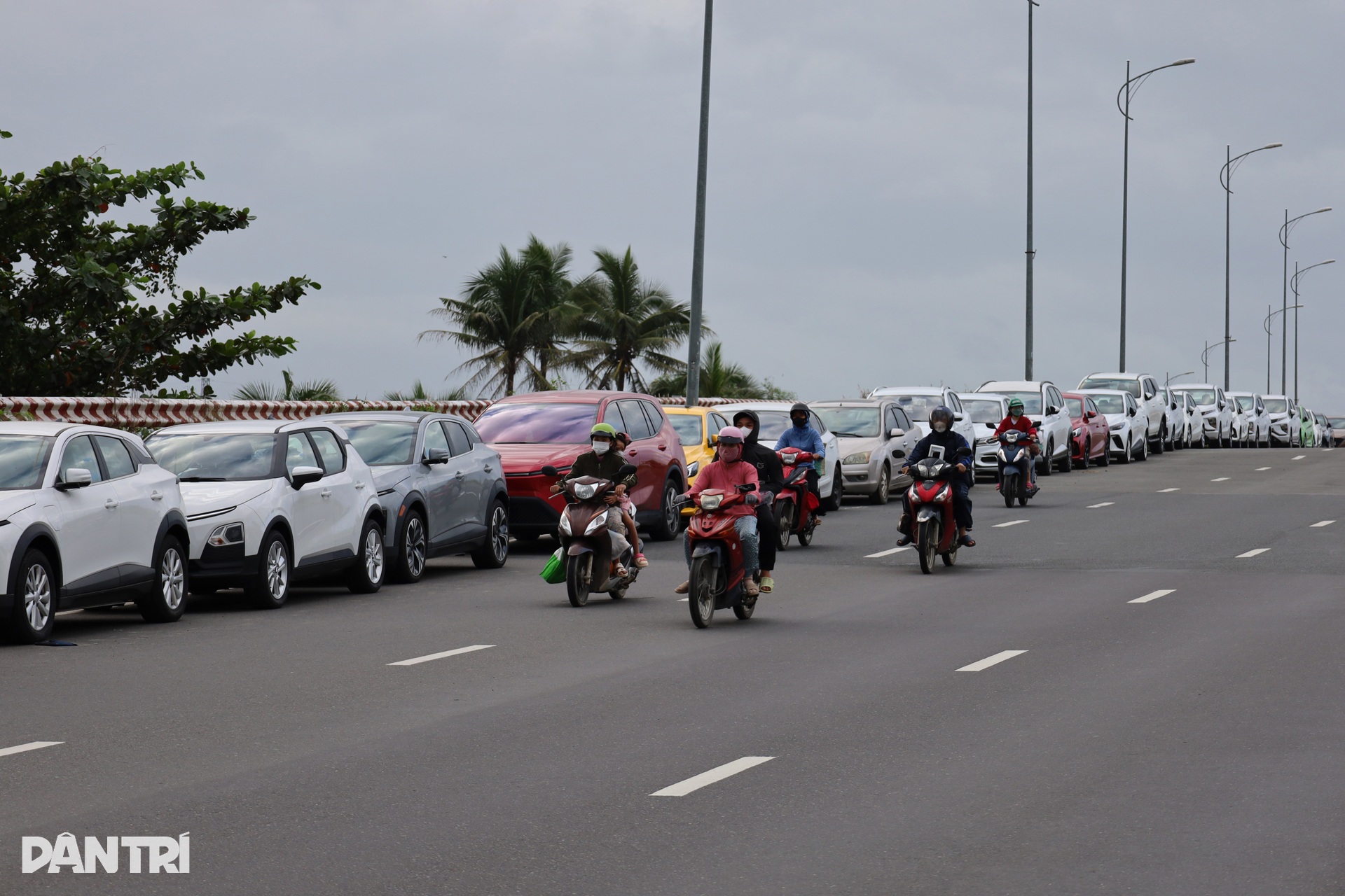 Hàng trăm ô tô lại nối đuôi nhau lên cầu tránh lũ, người đi đường bất ngờ - 5 Hàng trăm ô tô lại nối đuôi nhau lên cầu tránh lũ, người đi đường bất ngờ - 5