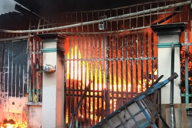 Cháy lớn trong khu dân cư, nhiều người may mắn thoát nạn