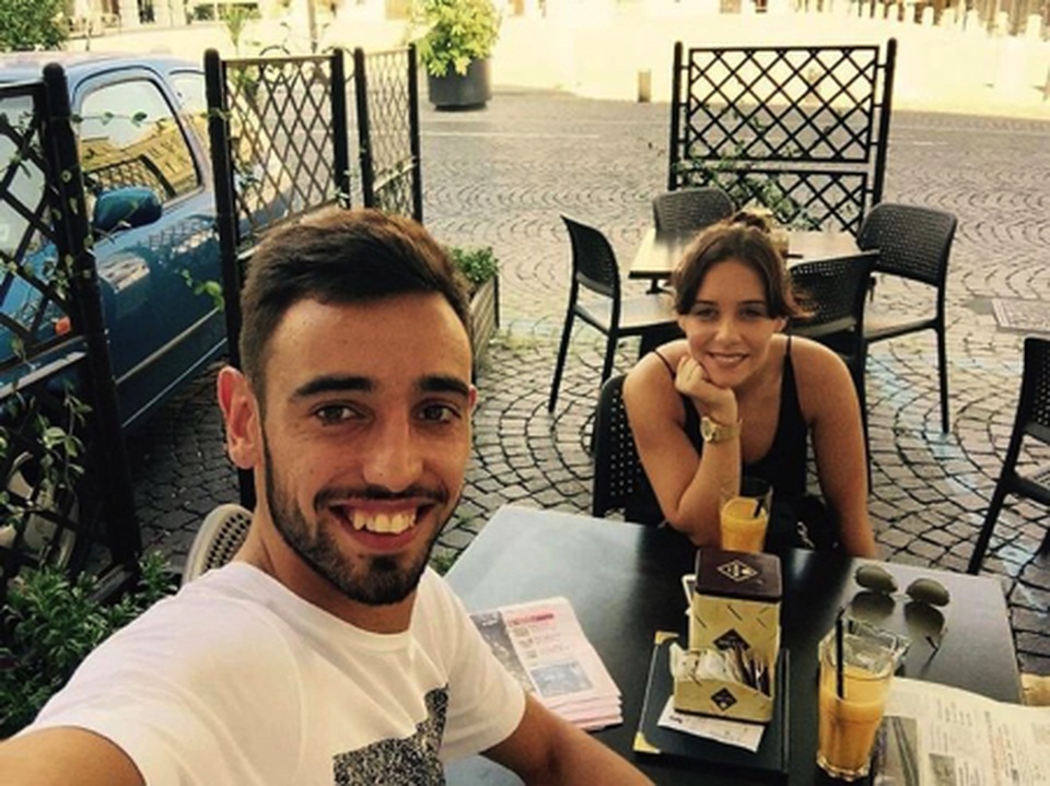 Cổ động viên Man Utd phát cuồng vì vợ đẹp, con xinh của Bruno Fernandes - 3 Cổ động viên Man Utd phát cuồng vì vợ đẹp, con xinh của Bruno Fernandes - 3