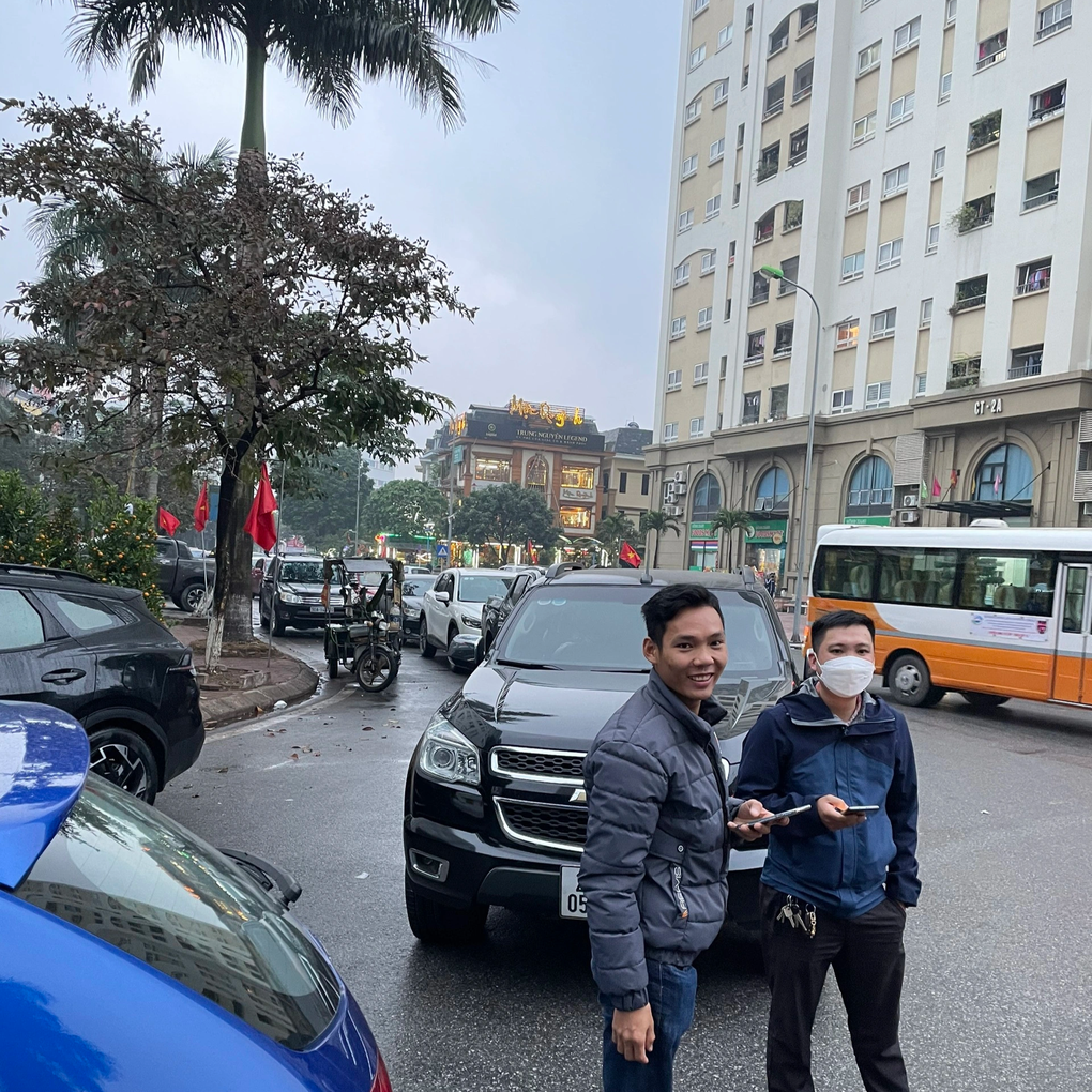 Tài xế xếp hàng xuyên đêm, có người trốn viện chờ tới lượt đăng kiểm xe - 4 Tài xế xếp hàng xuyên đêm, có người trốn viện chờ tới lượt đăng kiểm xe - 4
