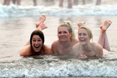 Anh: Hàng trăm người khỏa thân trong cái lạnh 18 độ ở Biển Bắc