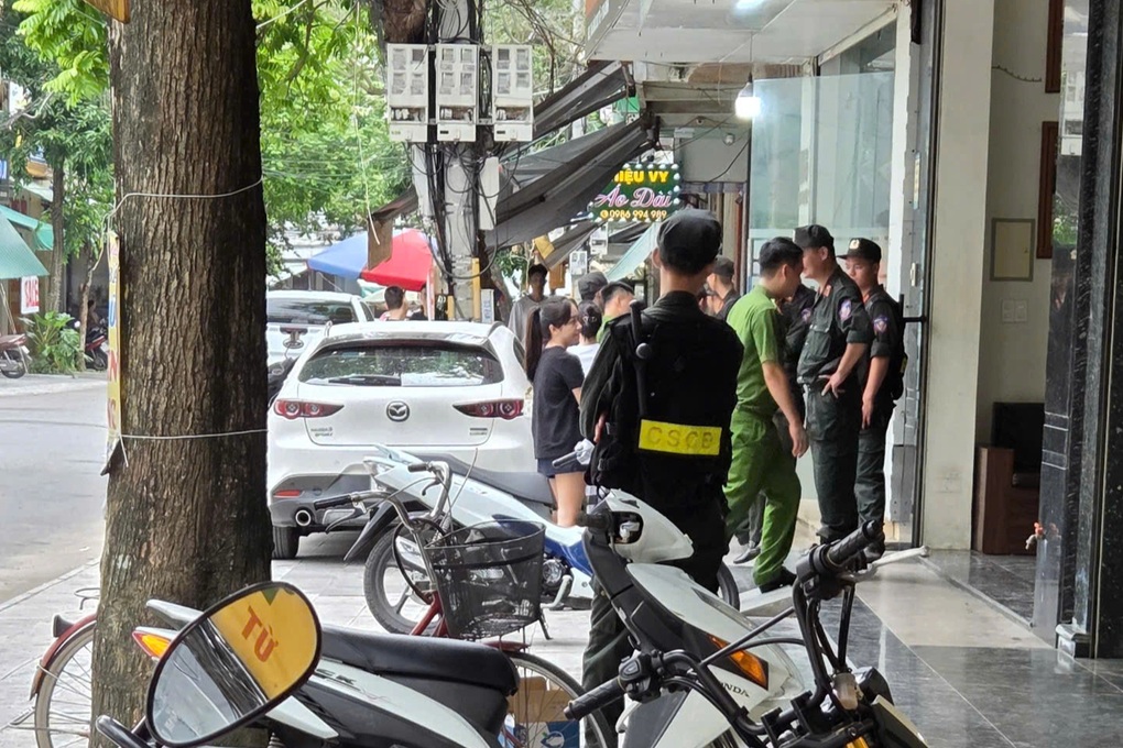 Hàng trăm cảnh sát phong tỏa đường, khám nhà đại ca giang hồ ở Thanh Hóa - 2 Hàng trăm cảnh sát phong tỏa đường, khám nhà đại ca giang hồ ở Thanh Hóa - 2