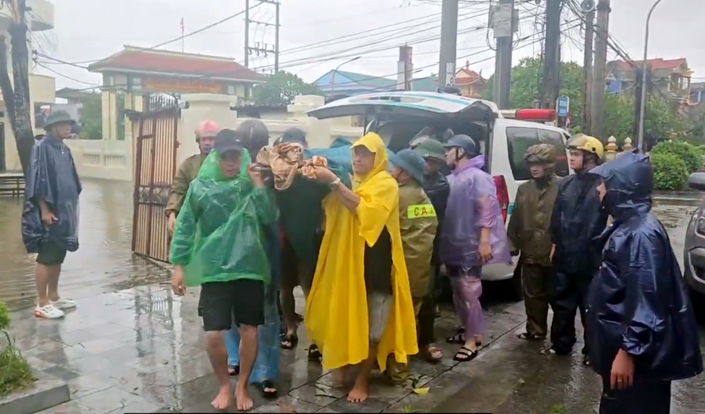 Đi kiểm tra chống bão, bí thư chi bộ bị cây đè tử vong - 1 Đi kiểm tra chống bão, bí thư chi bộ bị cây đè tử vong - 1
