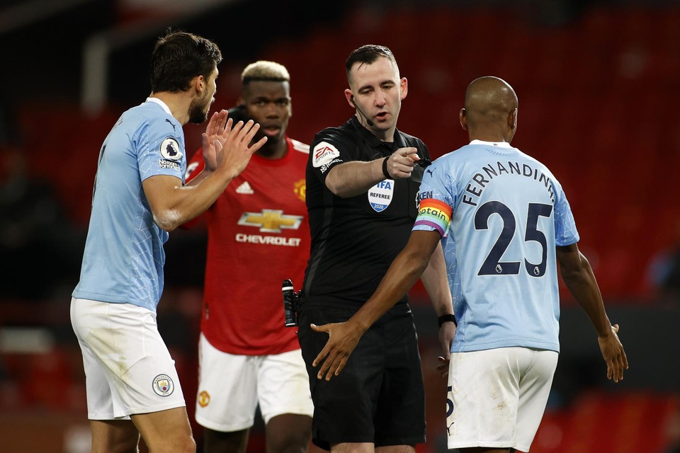 Những khoảnh khắc Man Utd và Man City bắt tay chia điểm - 14 Những khoảnh khắc Man Utd và Man City bắt tay chia điểm - 14