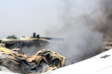 Nhà kho đang "nghỉ tết" bất ngờ phát hỏa 