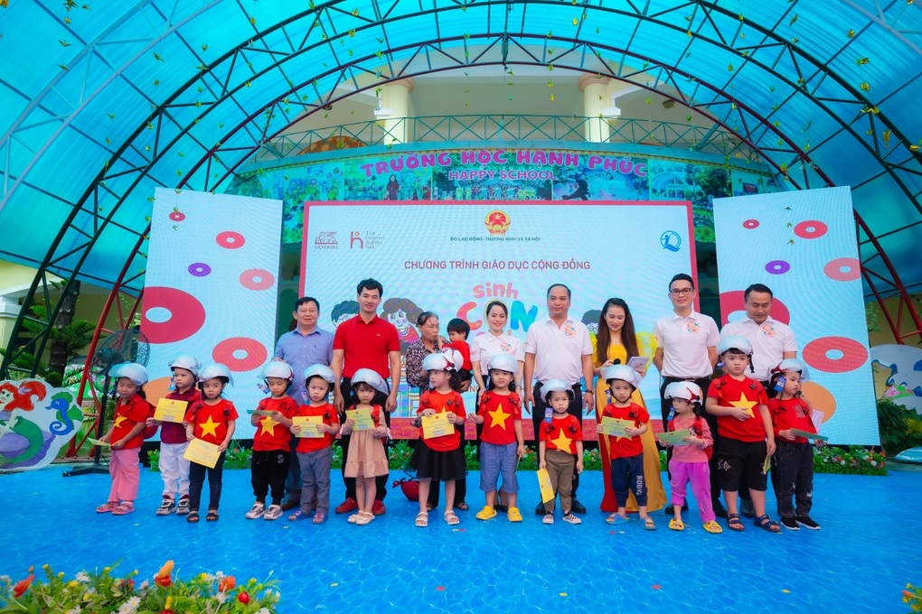 Chương trình Sinh con, sinh cha mang kiến thức đến hàng trăm gia đình Thanh Hóa - 1 Chương trình Sinh con, sinh cha mang kiến thức đến hàng trăm gia đình Thanh Hóa - 1