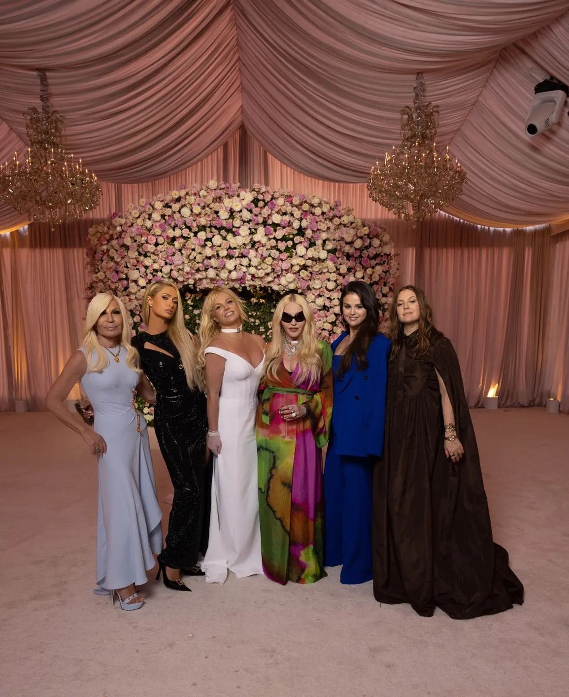 Vì sao Paris Hilton từ chối biểu diễn tại sự kiện của Tổng thống Mỹ Biden? - 3 Vì sao Paris Hilton từ chối biểu diễn tại sự kiện của Tổng thống Mỹ Biden? - 3