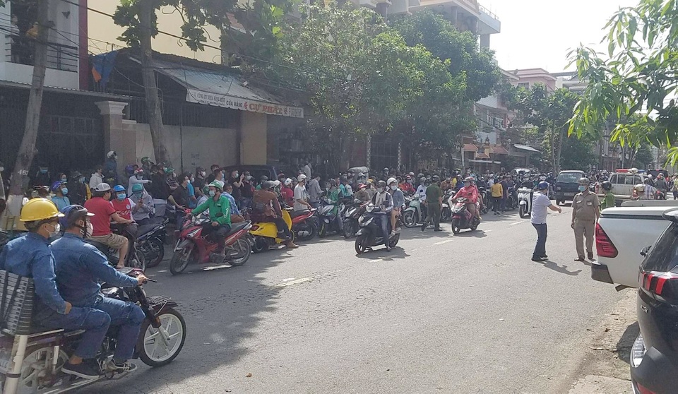 Hàng trăm người vây kín phòng gym của gymer xúc phạm vợ Chí Tài - 2 Hàng trăm người vây kín phòng gym của gymer xúc phạm vợ Chí Tài - 2