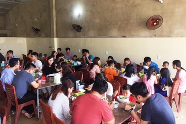 Đầu năm, quán ăn “đông nghẹt” người, khách phải đợi 30 phút mới được phục vụ