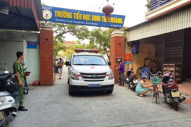 Phạt 30 triệu đồng đối với trường tiểu học để hơn 300 học sinh ngộ độc