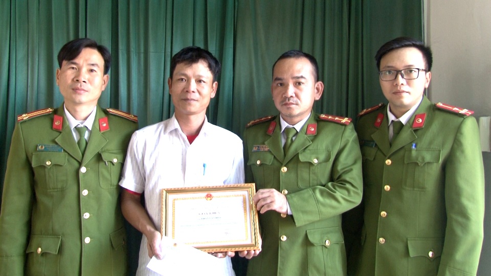Người đạp xích lô dũng cảm lao xuống sông cứu 2 mẹ con - 2 Người đạp xích lô dũng cảm lao xuống sông cứu 2 mẹ con - 2