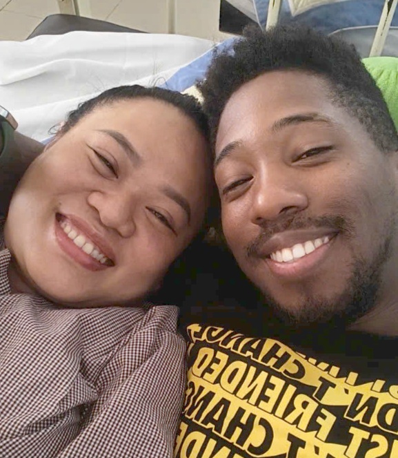Admiratif d'une jeune Vietnamienne, un Cubain reste à Hô-Chi-Minh-Ville pour aider à vendre du pain - 2 Ngưỡng mộ cô gái Việt, chàng trai Cuba ở lại TPHCM phụ bán bánh mì - 2