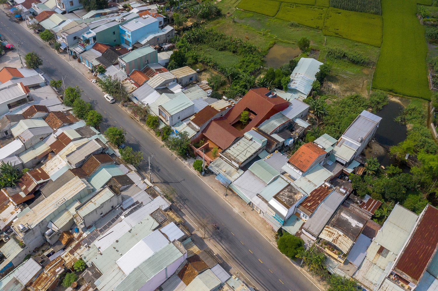 Mô hình gia đình "tứ đại đồng đường" mặc dù hiếm gặp tại các thành phố lớn nhưng khá phổ biến tại các vùng quê Việt Nam. Các gia đình nhỏ sống quây quần cùng nhau trong một không gian, tạo thành một đại gia đình.