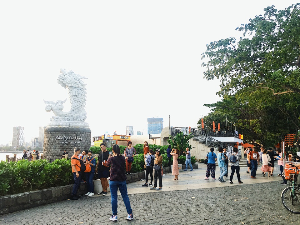 Đà Nẵng: Bất chấp dịch Covid-19, cầu Tình yêu vẫn hút khách ngày 8/3 - 2 Đà Nẵng: Bất chấp dịch Covid-19, cầu Tình yêu vẫn hút khách ngày 8/3 - 2