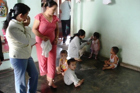 Đột kích nơi bé gái 3 tuổi được tắm kiểu... “bạo hành”