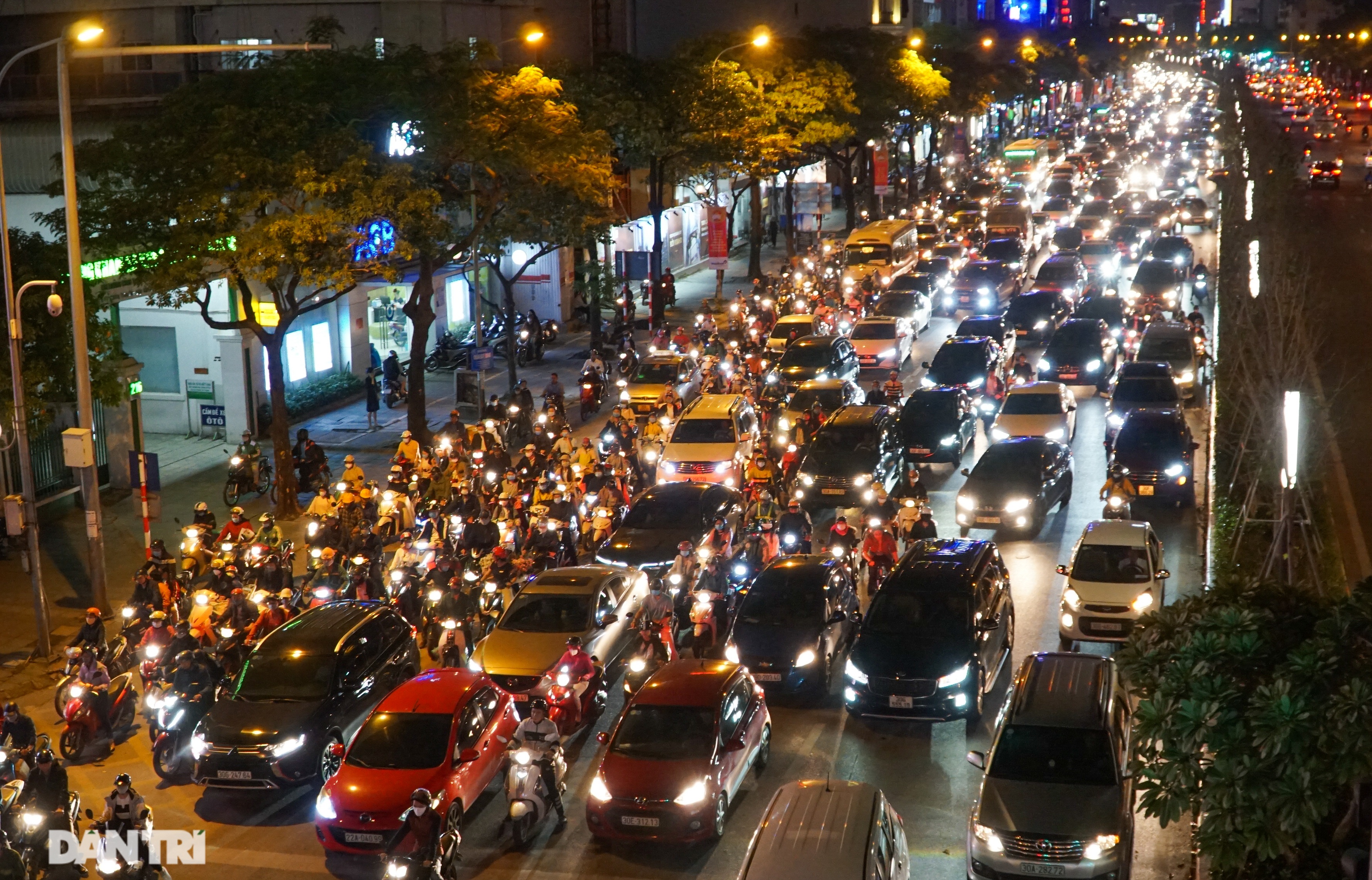 Giao thông “nghẹt thở” tại tuyến đường sắp có làn ưu tiên xe buýt - 14 Giao thông “nghẹt thở” tại tuyến đường sắp có làn ưu tiên xe buýt - 14