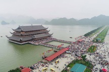 Biển người đổ về chùa Tam Chúc ngày cuối tuần