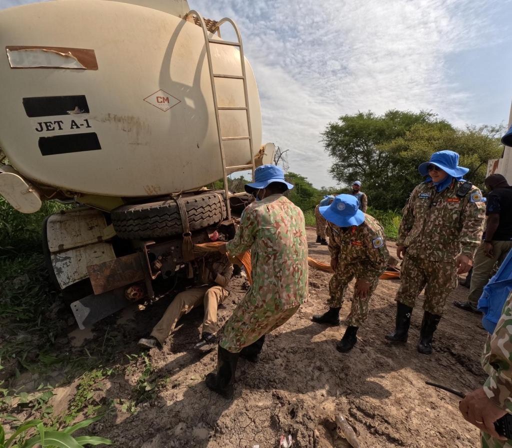 Lính mũ nồi xanh Việt Nam giải cứu xe Liên hợp quốc sa lầy tại Abyei - 2