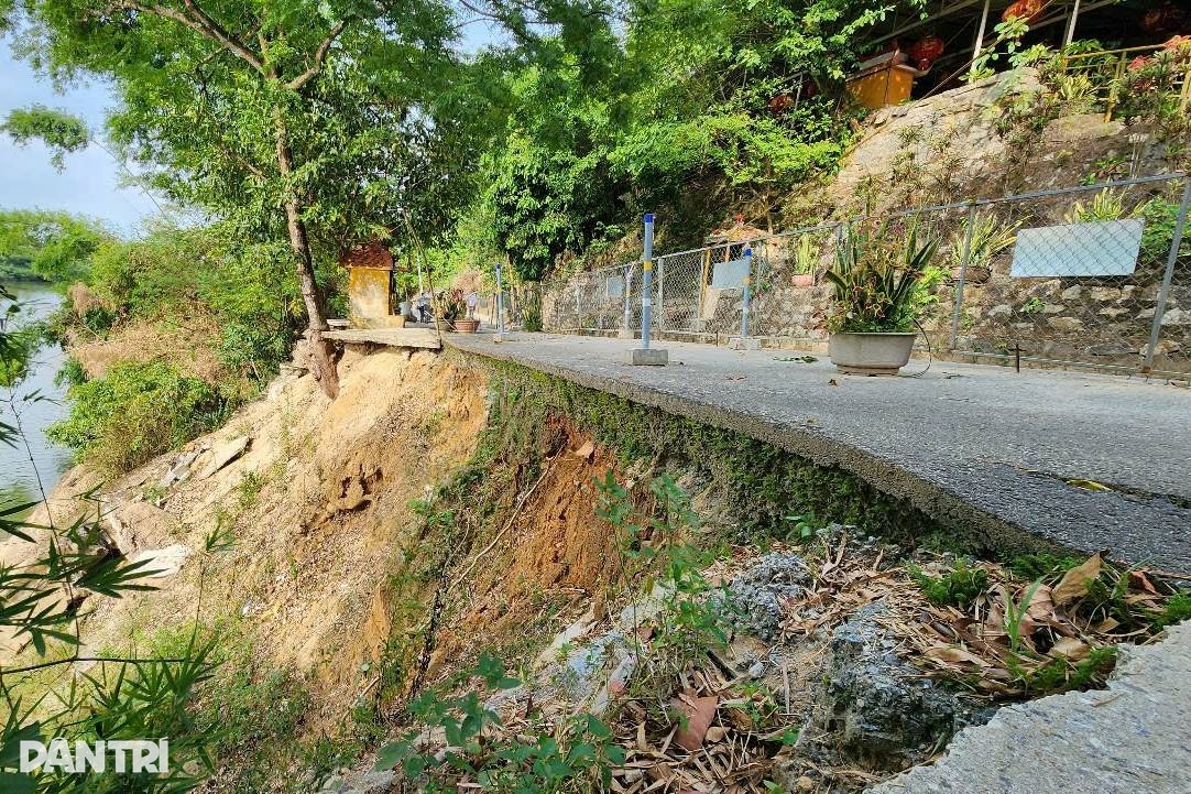 Sông “gặm” đường ở Quảng Ngãi, người tham gia giao thông nơm nớp lo sợ - 3