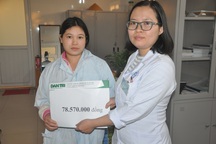 Vợ chồng dân tộc Dao được bạn đọc Dân trí đến tận viện giúp đỡ