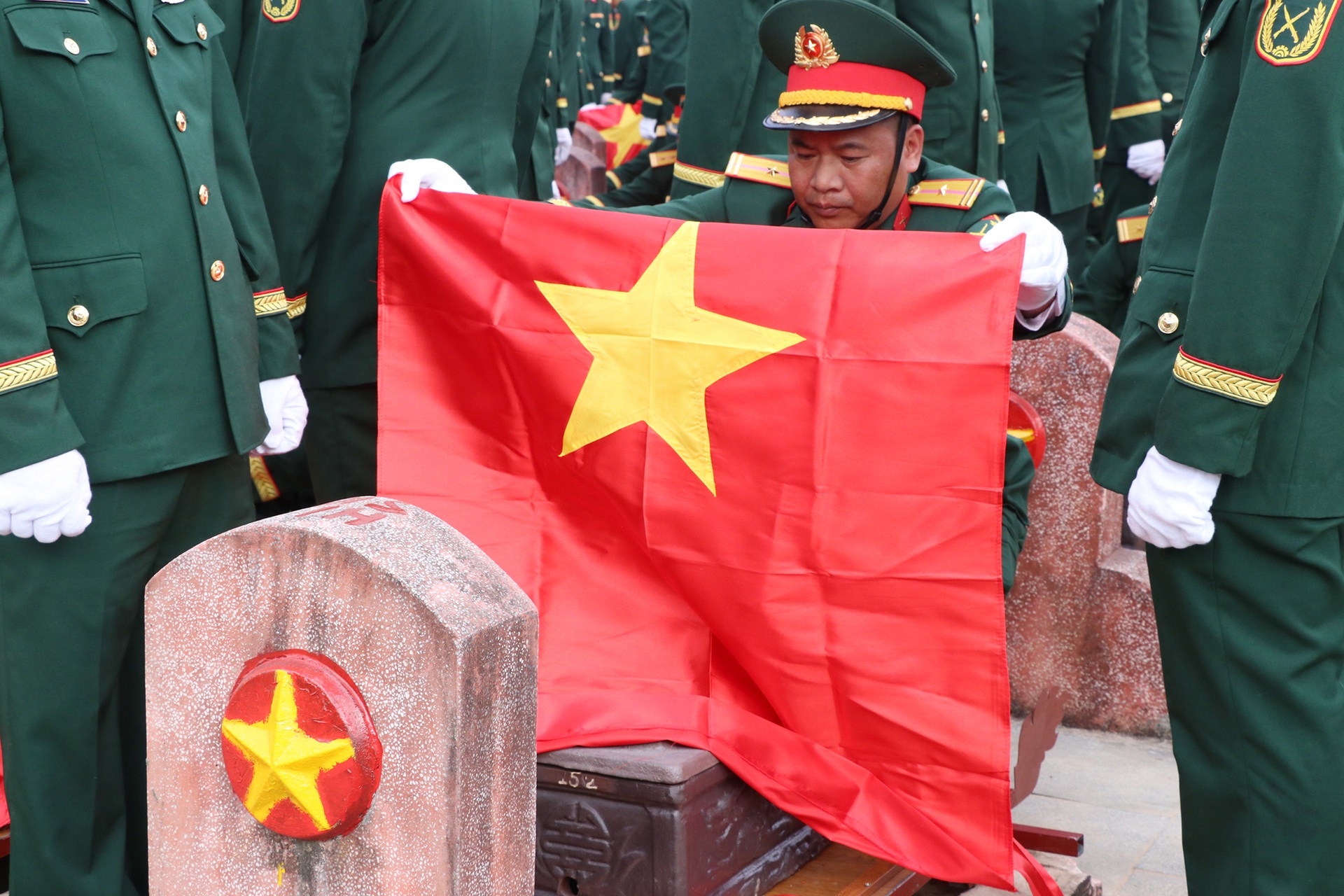 76 liệt sỹ quân tình nguyện và chuyên gia Việt Nam trở về trong lòng đất Mẹ - 6 76 liệt sỹ quân tình nguyện và chuyên gia Việt Nam trở về trong lòng đất Mẹ - 6