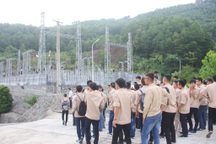 Cho tân sinh viên đi tham quan nhà xưởng, doanh nghiệp để tiếp cận nghề sớm