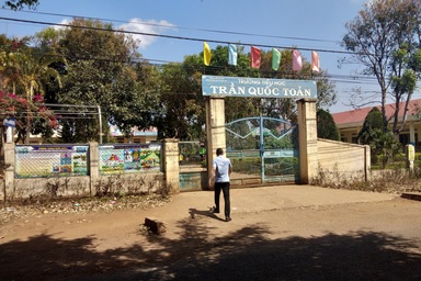 Học sinh lớp 6… đọc còn phải đánh vần