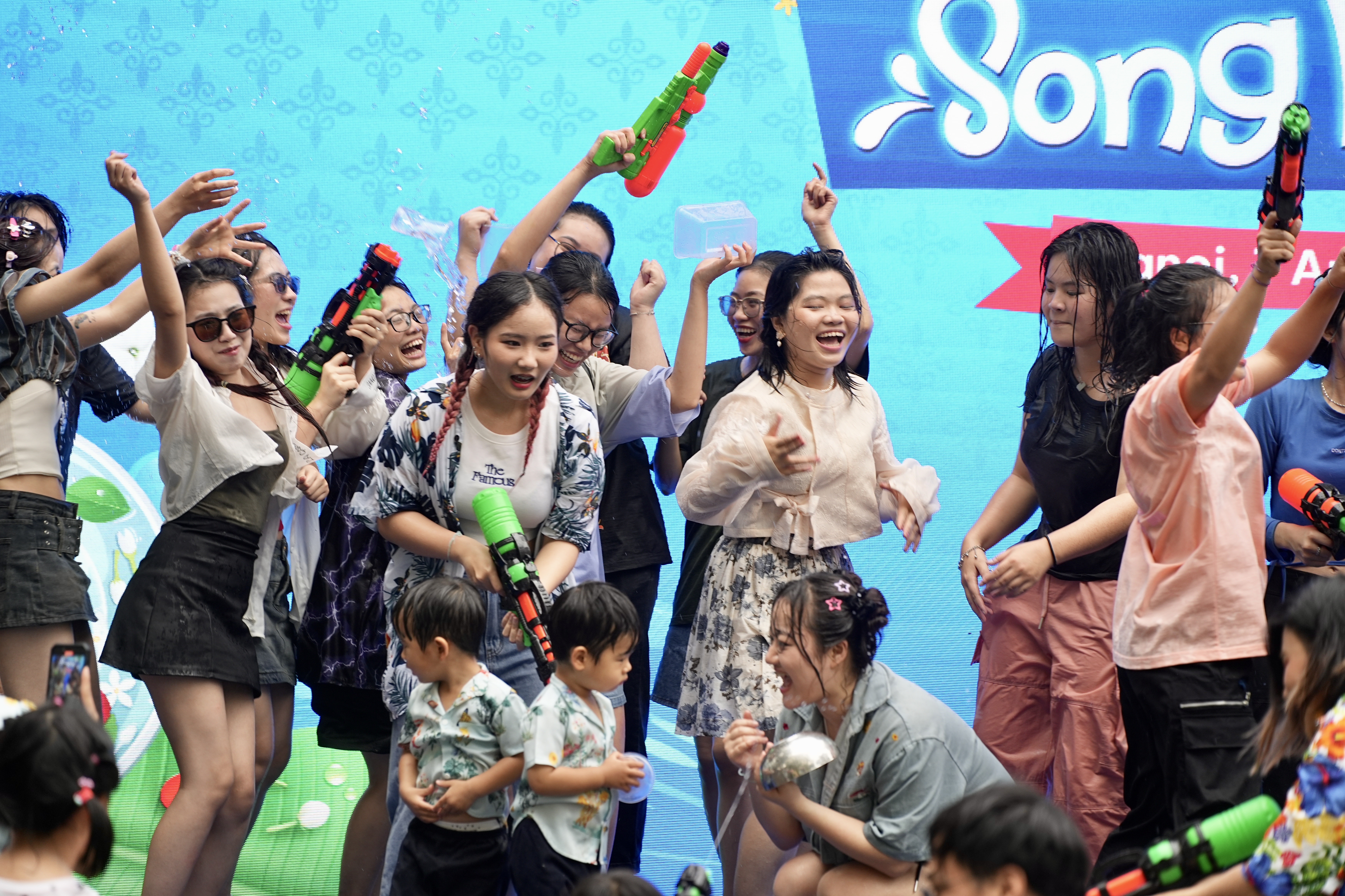 Giới trẻ Hà Nội "xõa" hết mình tại lễ hội té nước SongKran tại Hà Nội (Ảnh: Ban tổ chức).