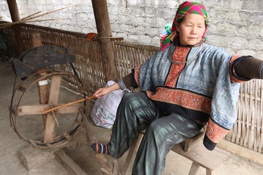 Người Mông dựng xưởng dệt vào top 50 phụ nữ ảnh hưởng nhất Việt Nam